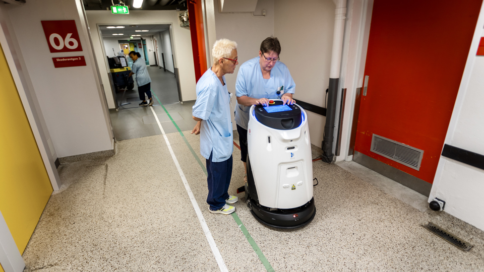 Annette Prang og Lissy Skov står ved robotten.
