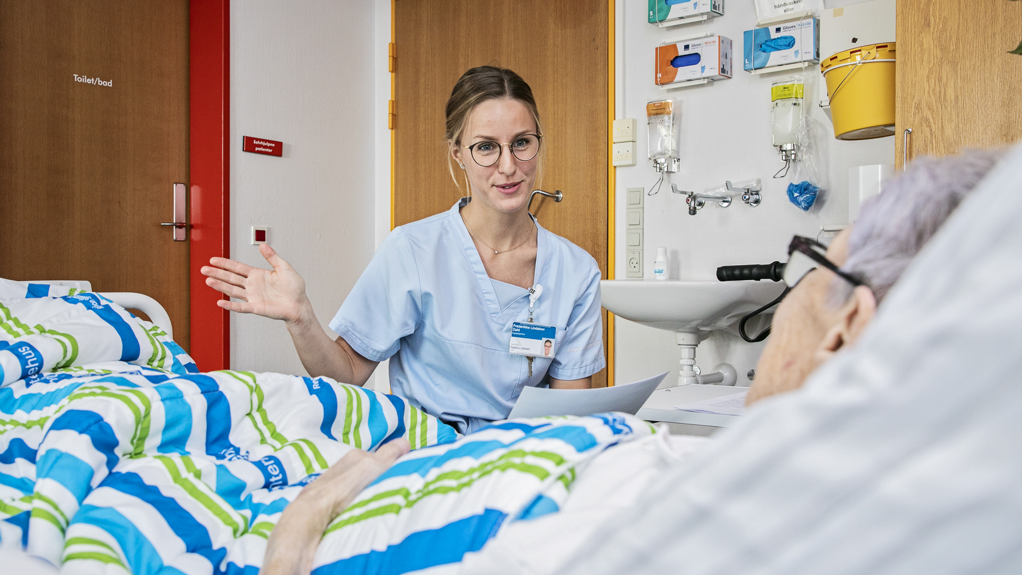 Frederikke Dahl taler med patient