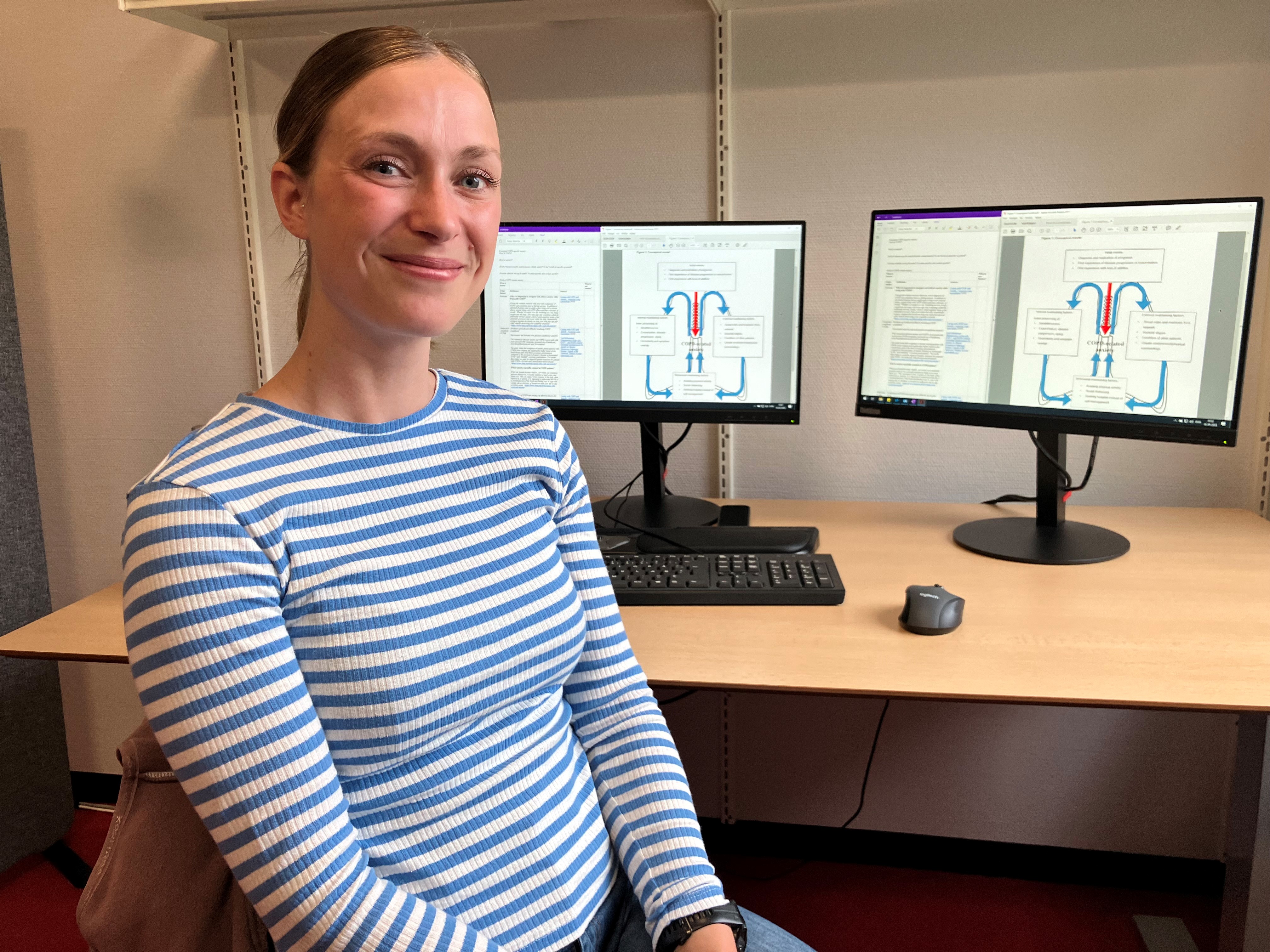 Kvindelig forsker sidder foran computere