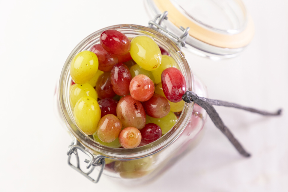 Sødsyltet druer med mynte