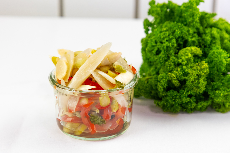 Syltede asparges med peberfrugt og persille