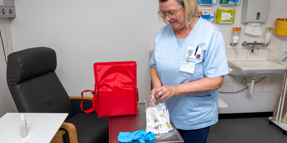 Sygeplejerske med medicin 