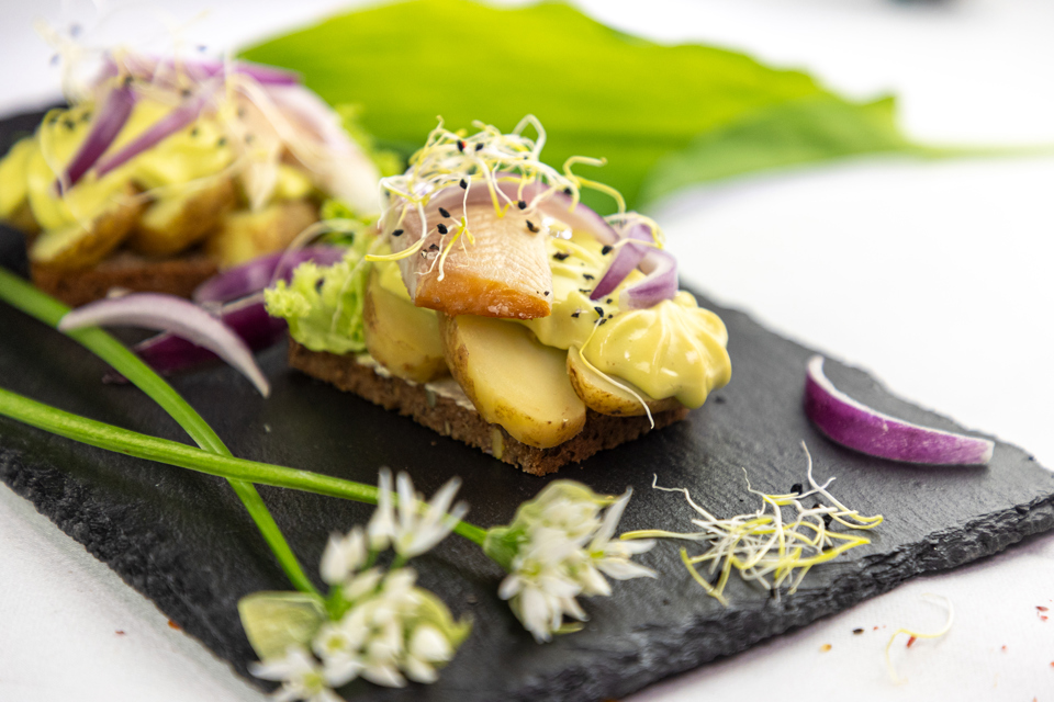 Kartoffelmad anrettet med røget ørredfilet og hvidløgsspirer