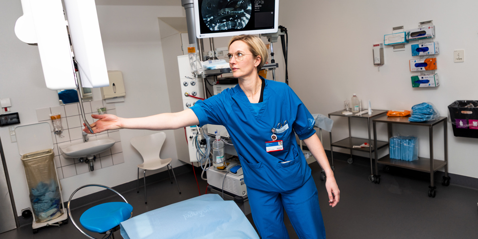 Sygeplejerske forbereder udstyr.