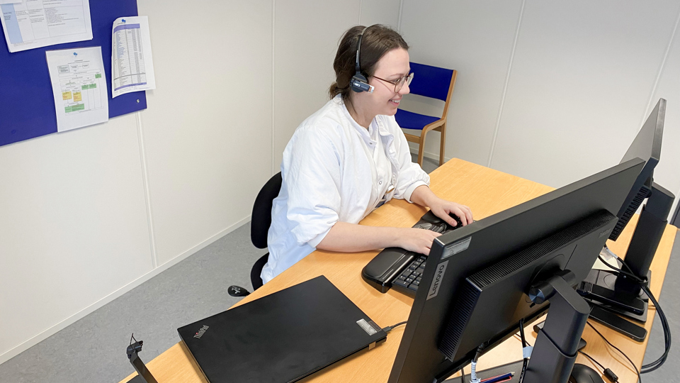 Mia Dupont Larsen ved telefonen.