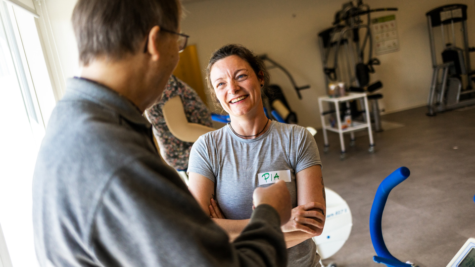 Samtale mellem to under holdtræning.