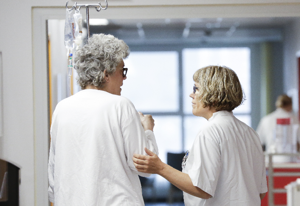 Sygeplejerske taler beroligende til en patient