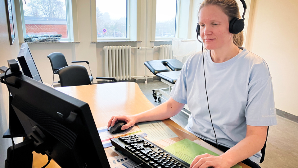 Læge sidder ved computer