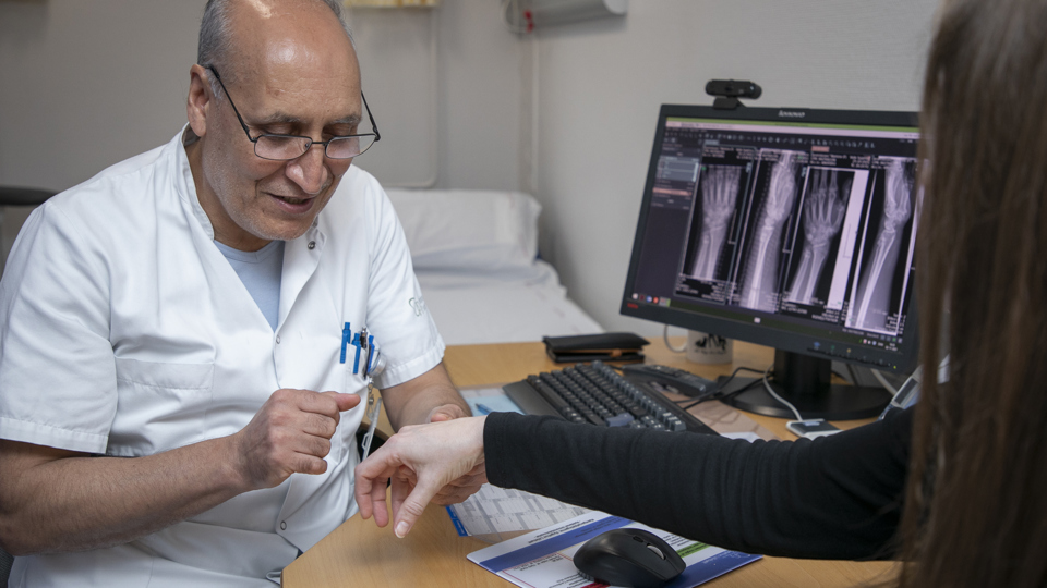 Læge undersøger patient