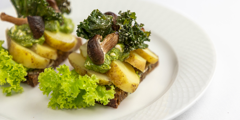Kartoffelmad anrettet med hytteost, syltede svampe og fritteret grønkål