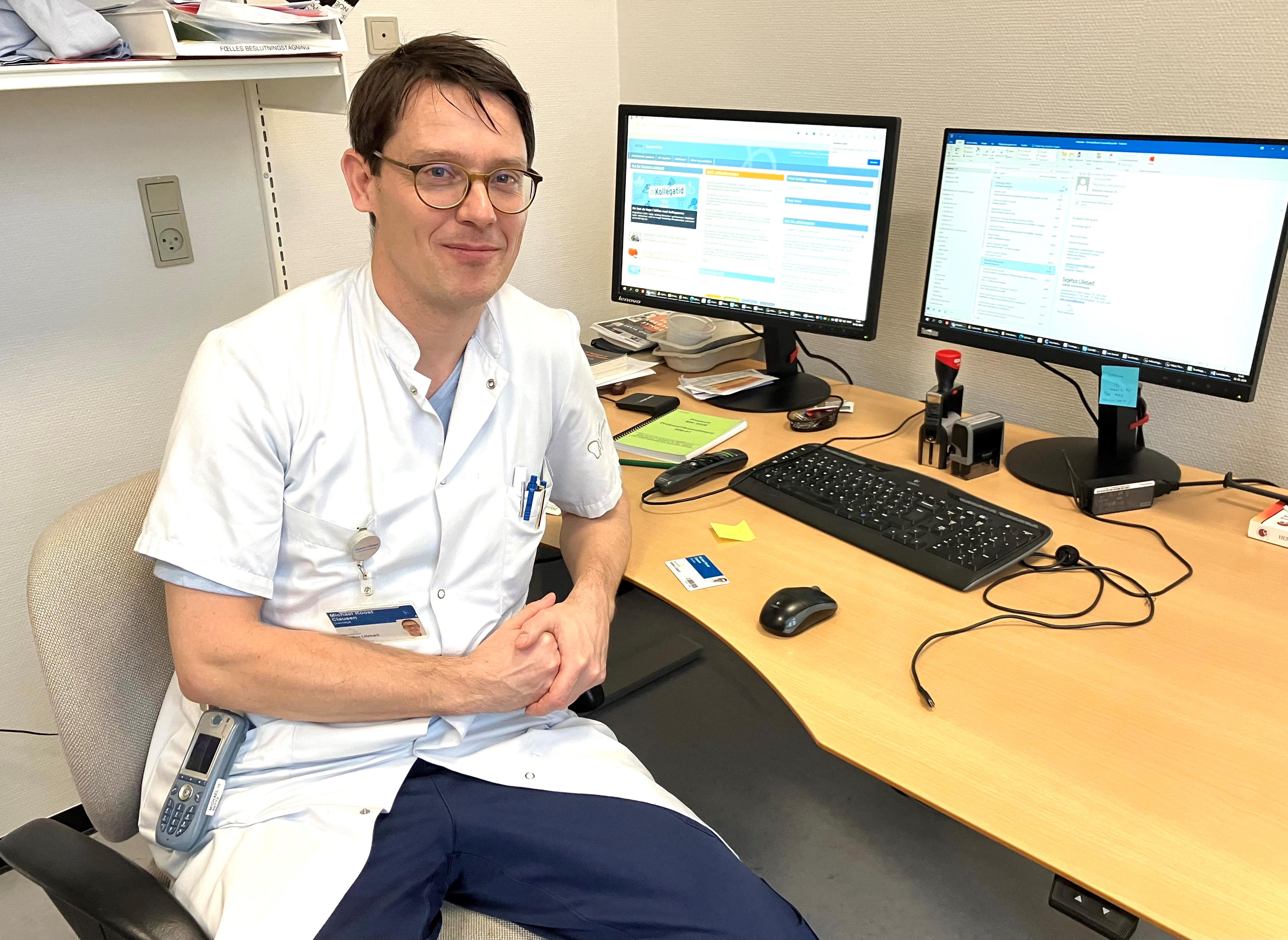 Mandlig forsker sidder foran computerskærme