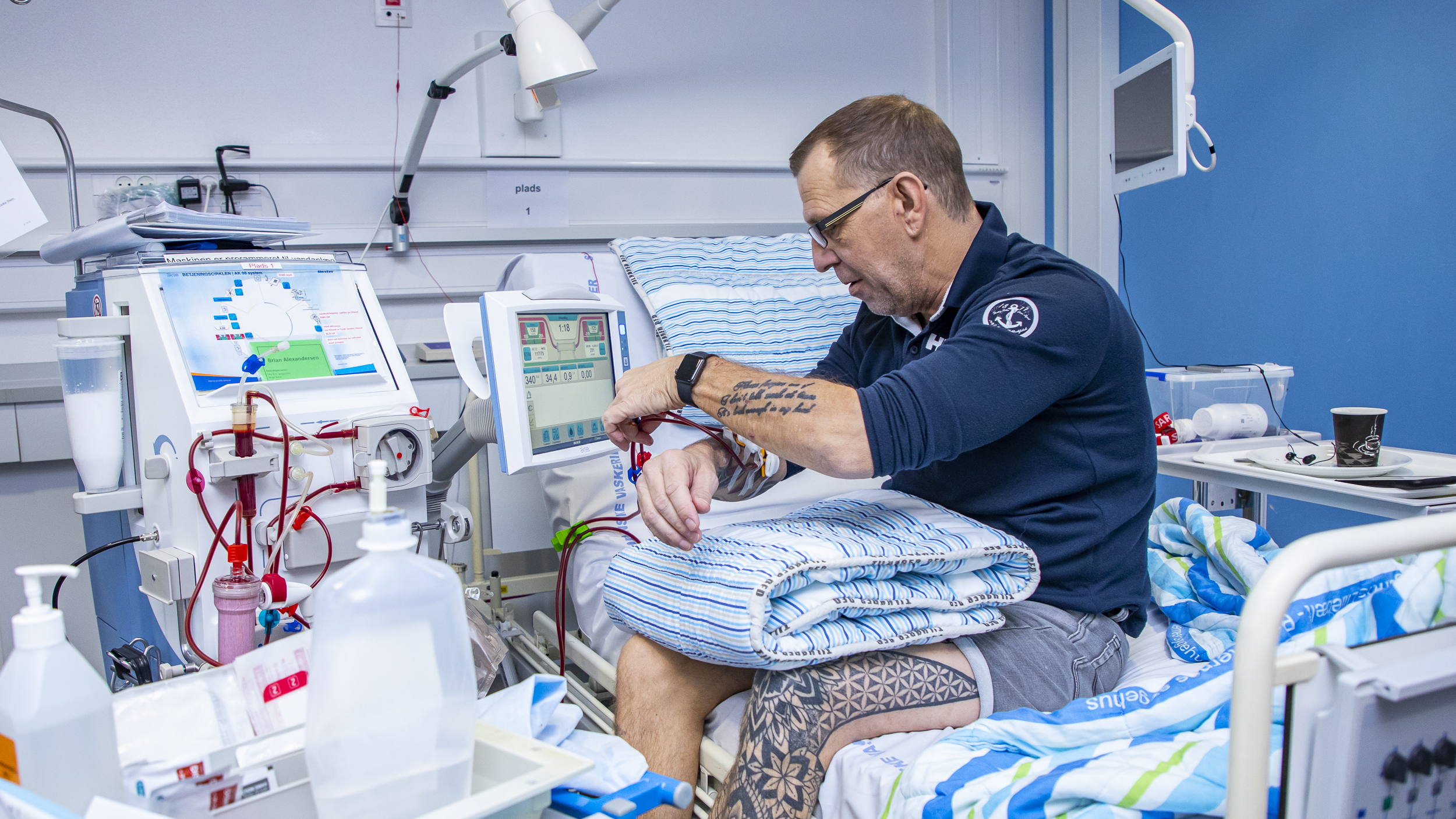 Patient kobler dialysemaskine til arm