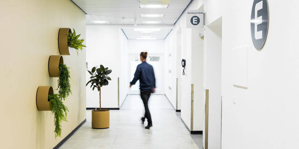 Mand går i gang på Middelfart Nærhospital 