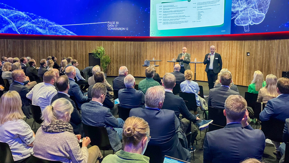 Deltagere lytter på oplægsholdere