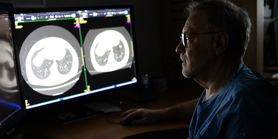 Radiolog kigger på billeder