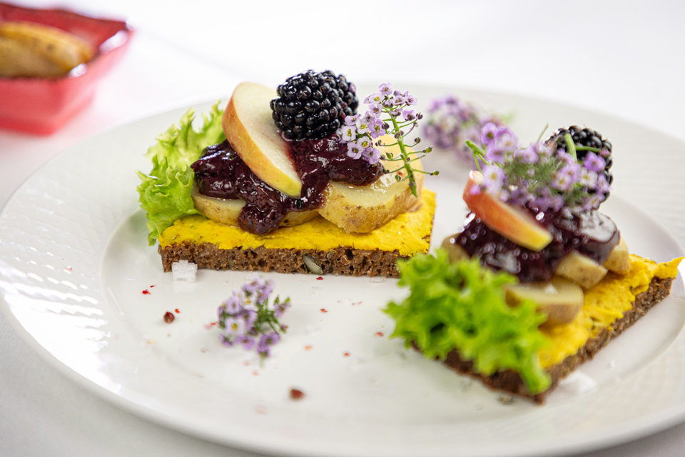 Kartoffelmad anrettet med æble, brombær og karryspread
