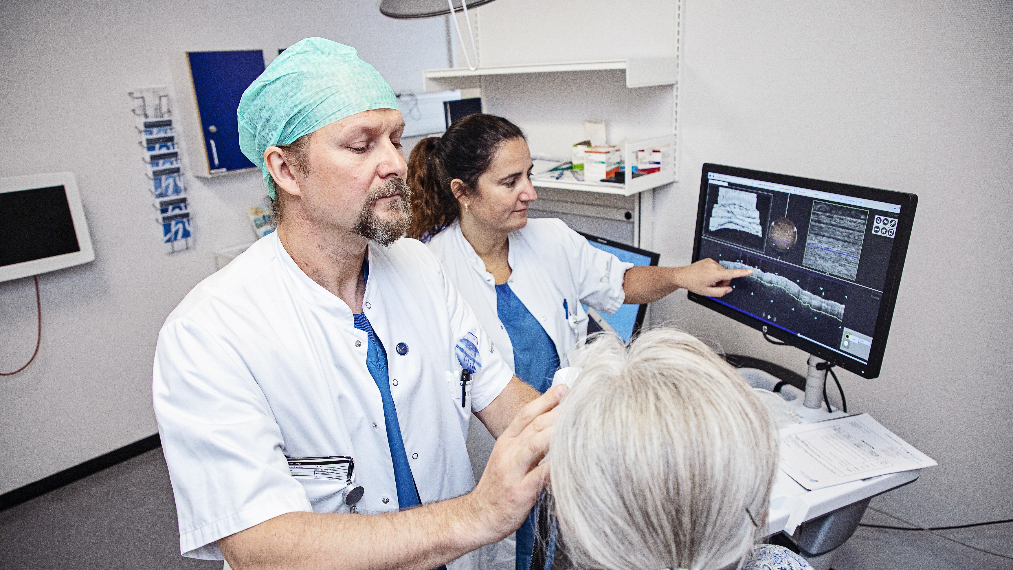 Overlægerne Nikolaj Bjerrum og Camilla Wellejus arbejder på scanneren.