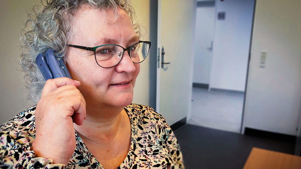 Gitte Elneff taler i telefon