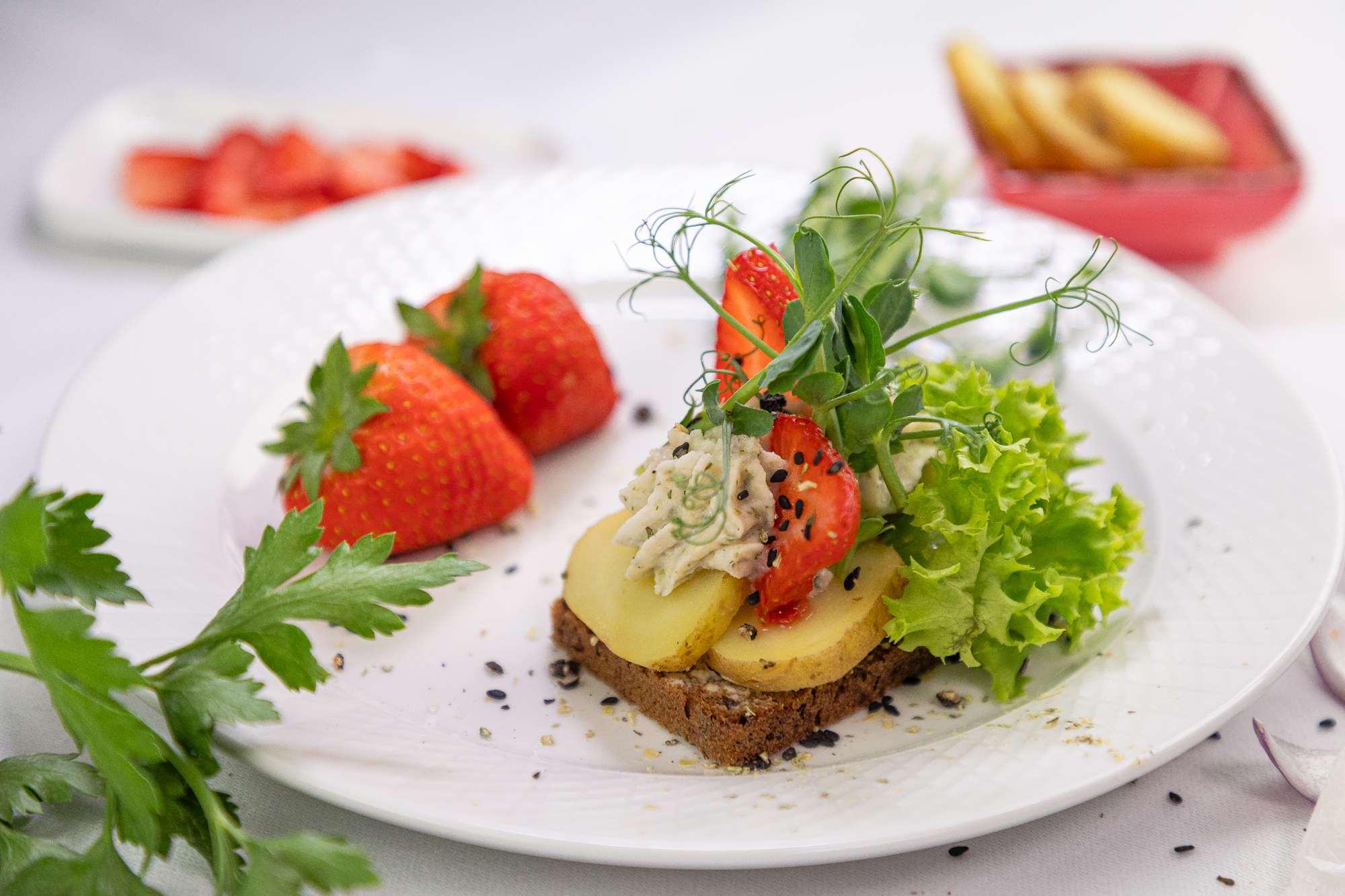 Kartoffelmad anrettet med jordbær og ærteskud