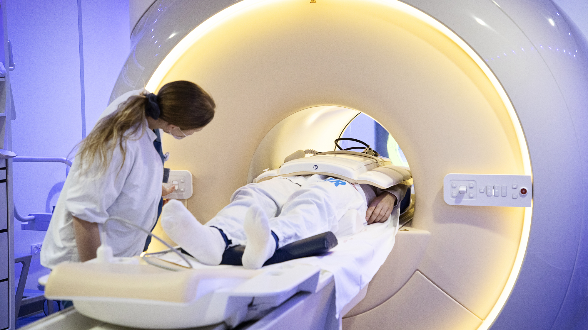 Patient ligger under MR-scanner