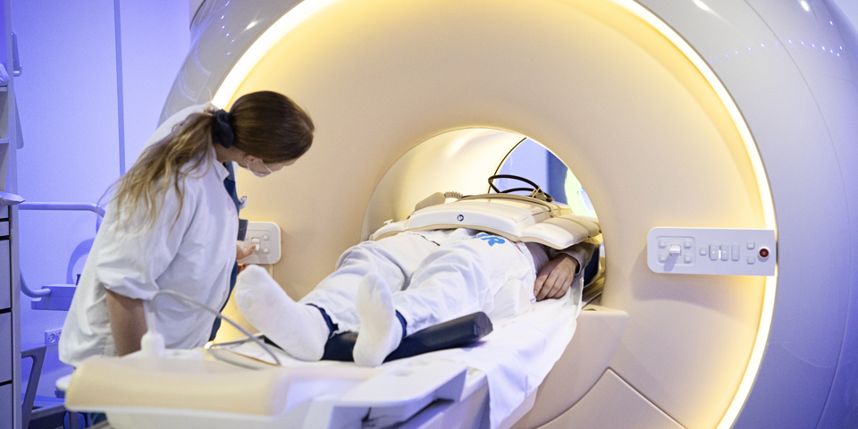 Patient ligger under MR-scanner