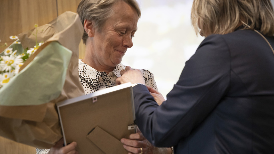 Medarbejder får overrakt bevis på pris
