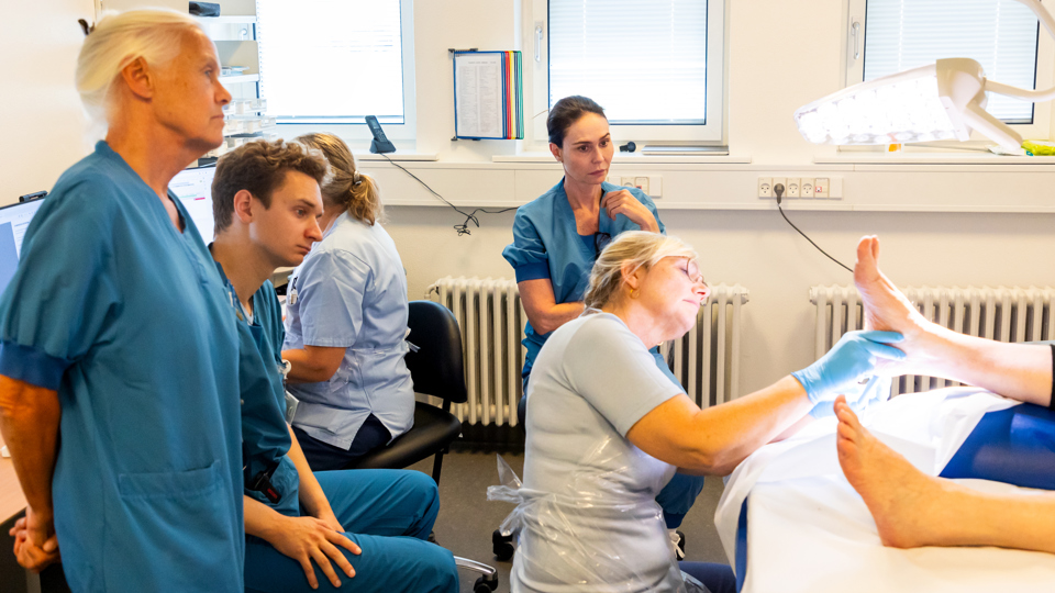 Specialister undersøger sammen patienten.