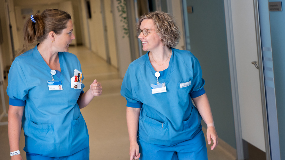 Sygeplejersker taler på gang.
