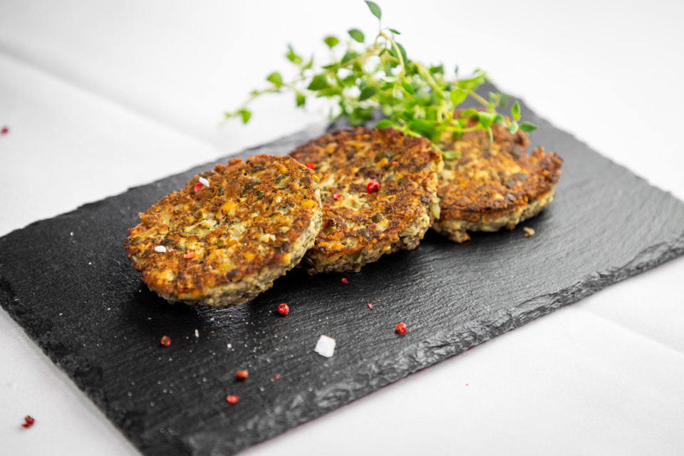 Svampedeller anrettet på tallerken