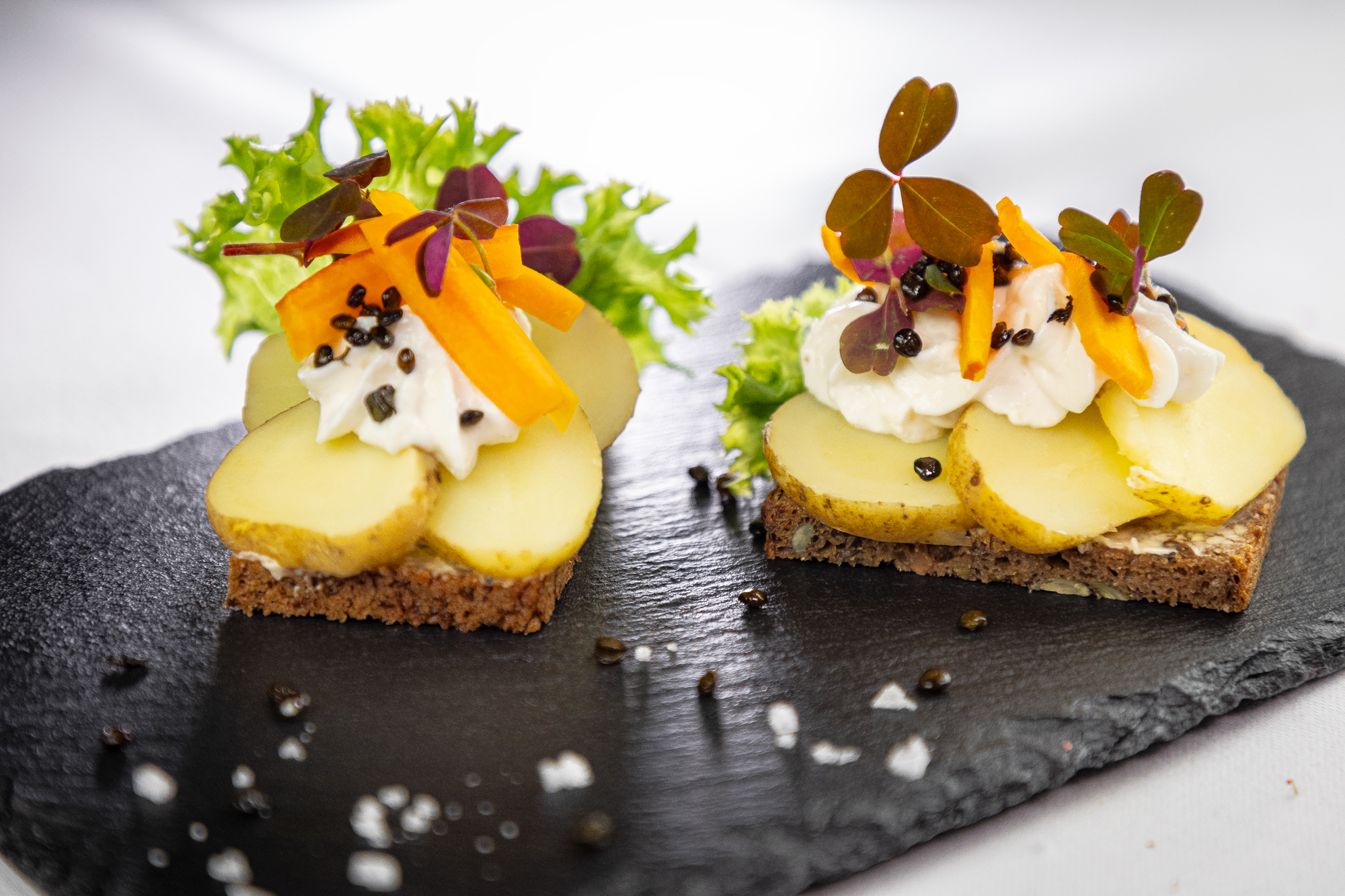 Kartoffelmad anrettet med hokkaido, aioli og skovsyre