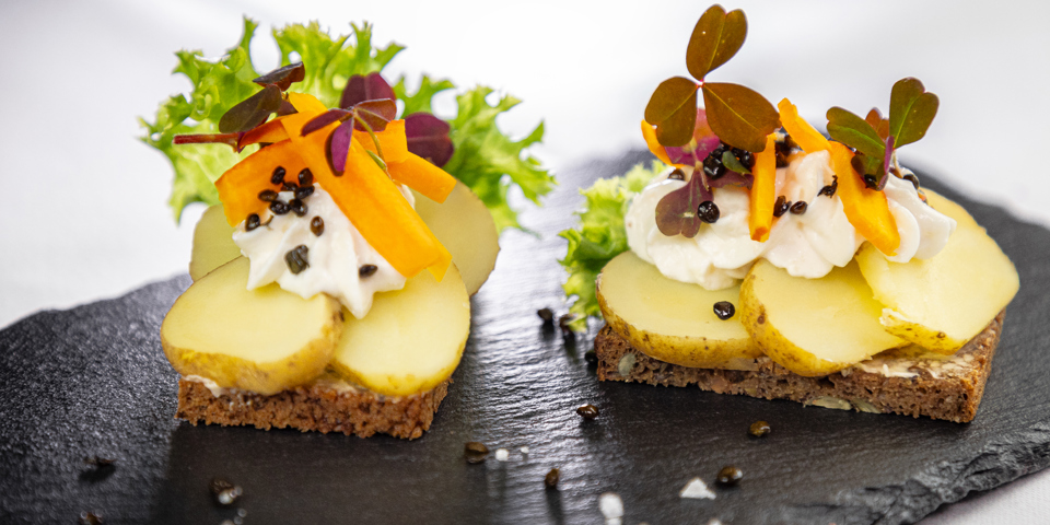 Kartoffelmad anrettet med hokkaido, aioli og skovsyre