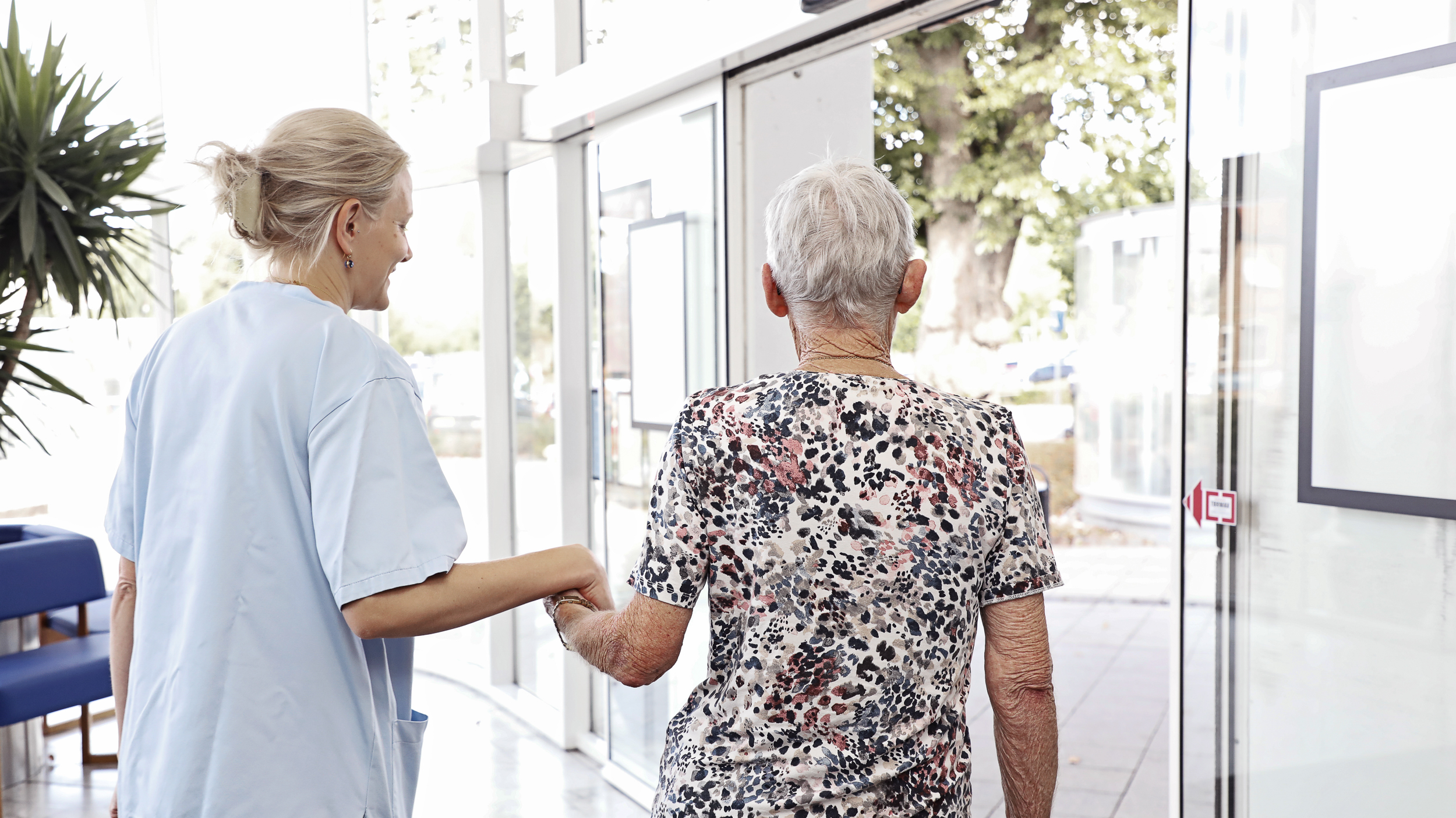 Psykolog hjælper patient ud af dør