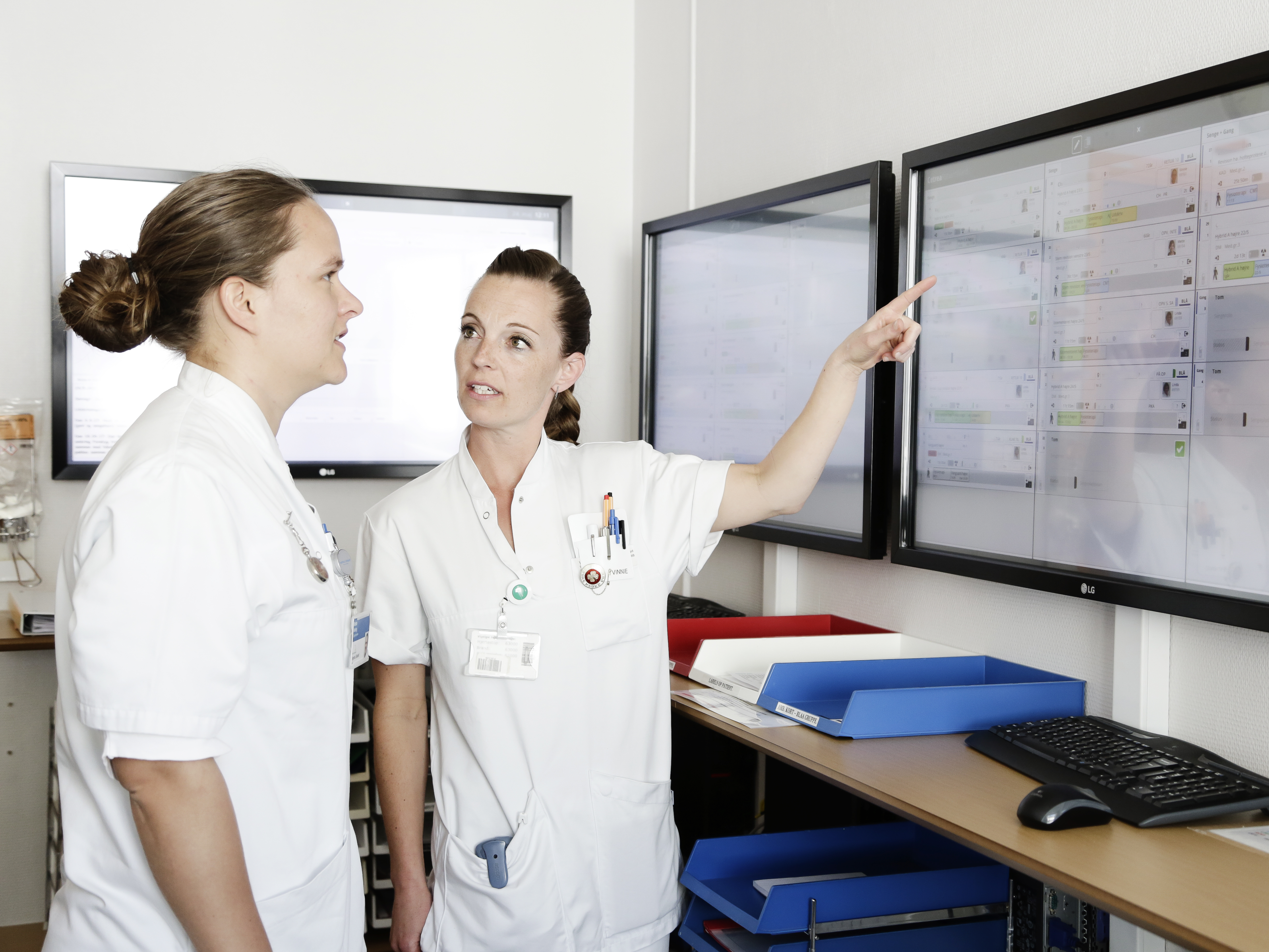 Sygeplejerske underviser sygeplejestuderende