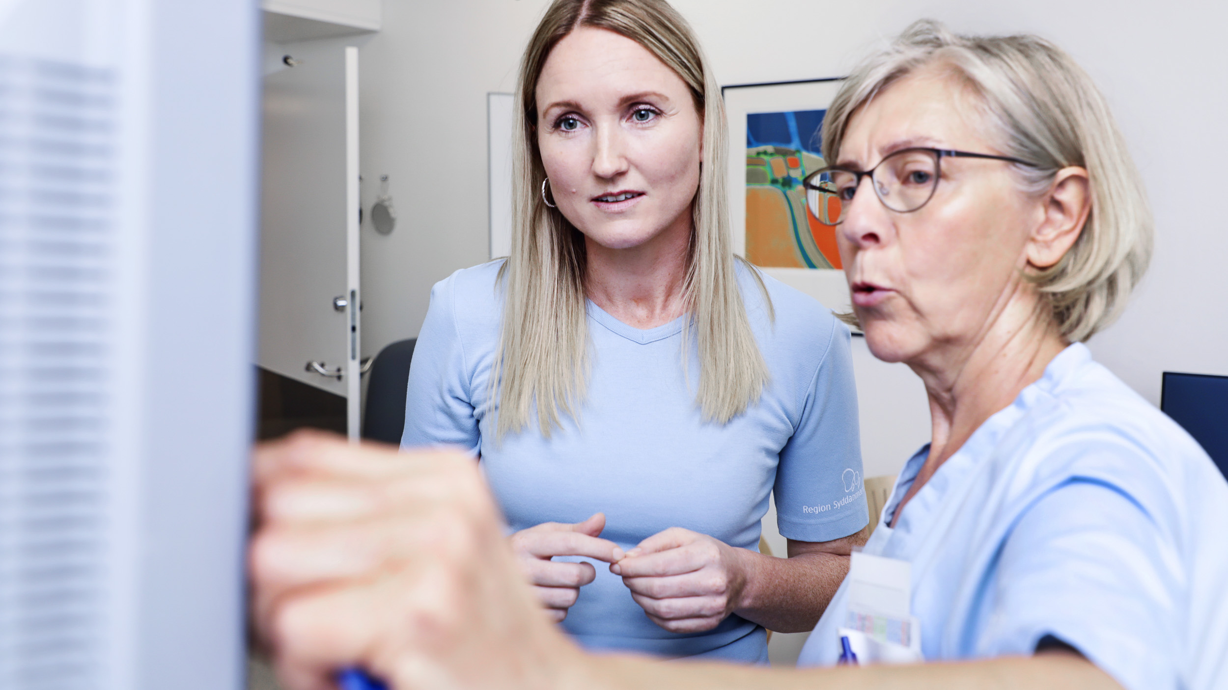 Læge fra praksis og læge fra sygehus kigger på scanningsbillede