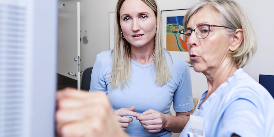 Læge fra praksis og læge fra sygehus kigger på scanningsbillede